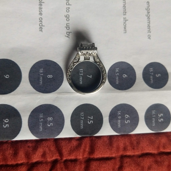 Faux diamond ring - Picture 7 of 7